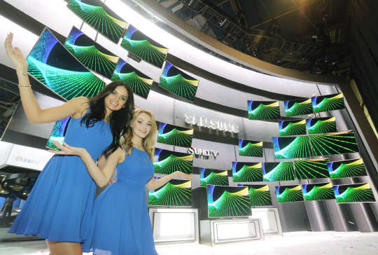 삼성전자가 6일(현지시간) 미국 라스베이거스에서 개막하는 CES2015 전시회에서 2600㎡ 규모의 전시관을 마련하고 미래형 소비자 가전을 선보인다. 사진은 CES2015 삼성전자 전시장 입구에서 삼성전자 모델들이 SUHD TV'를 소개하는 모습. 삼성전자 제공